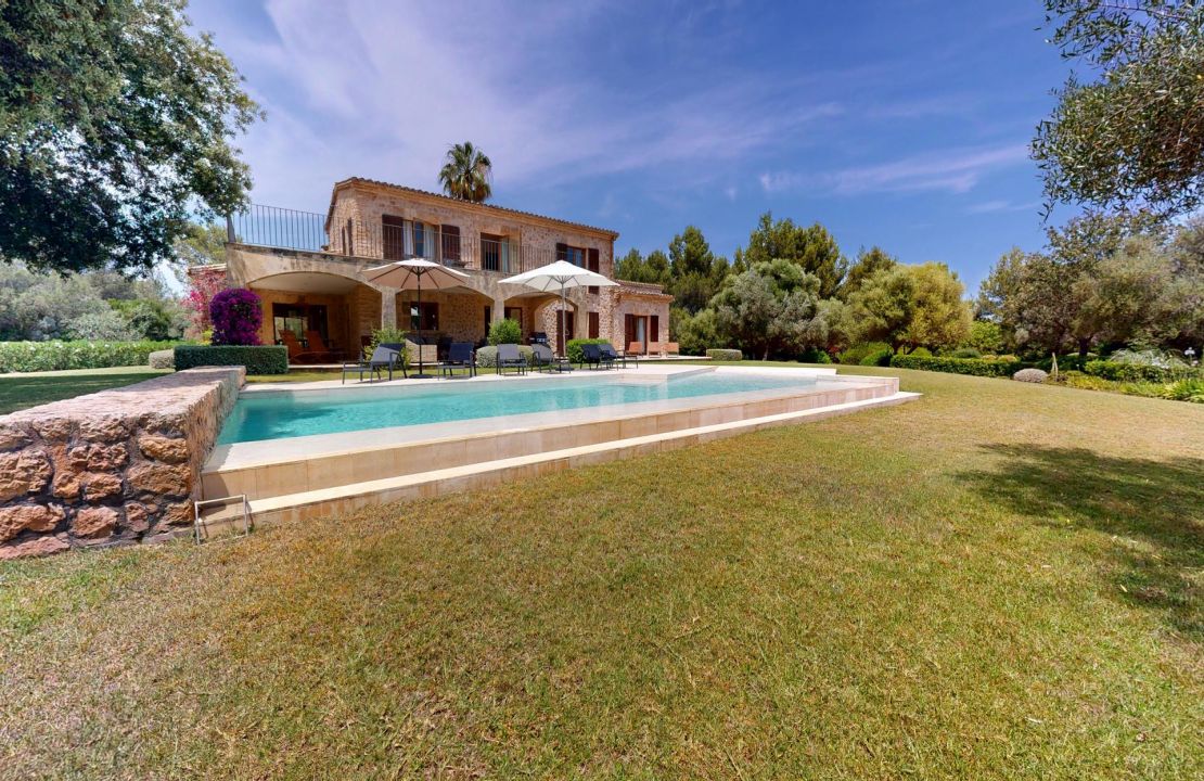 Traditional Elegance in the Countryside Near Pollensa with Holiday Rental License for 12 People for Sale