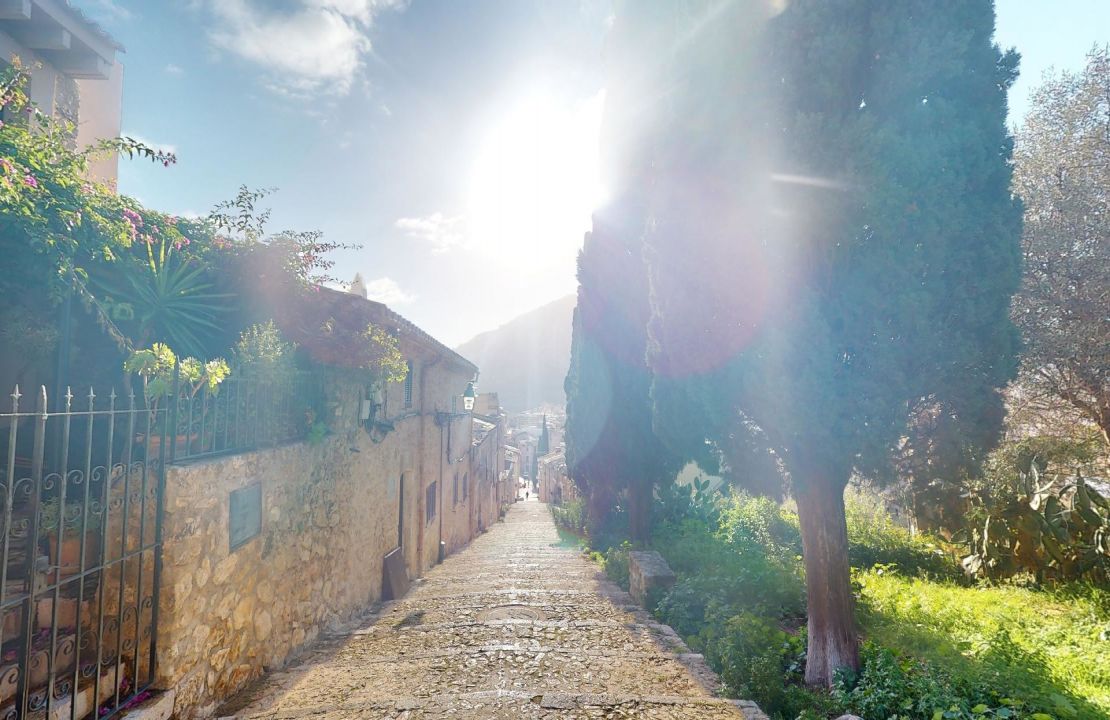 Casa mallorquina para renovar situada en las escaleras del Calvari de Pollensa en venta