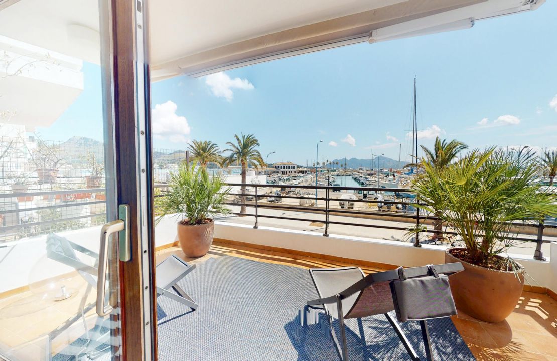 Magnificent duplex apartment in Puerto Pollensa first line to the sea for sale