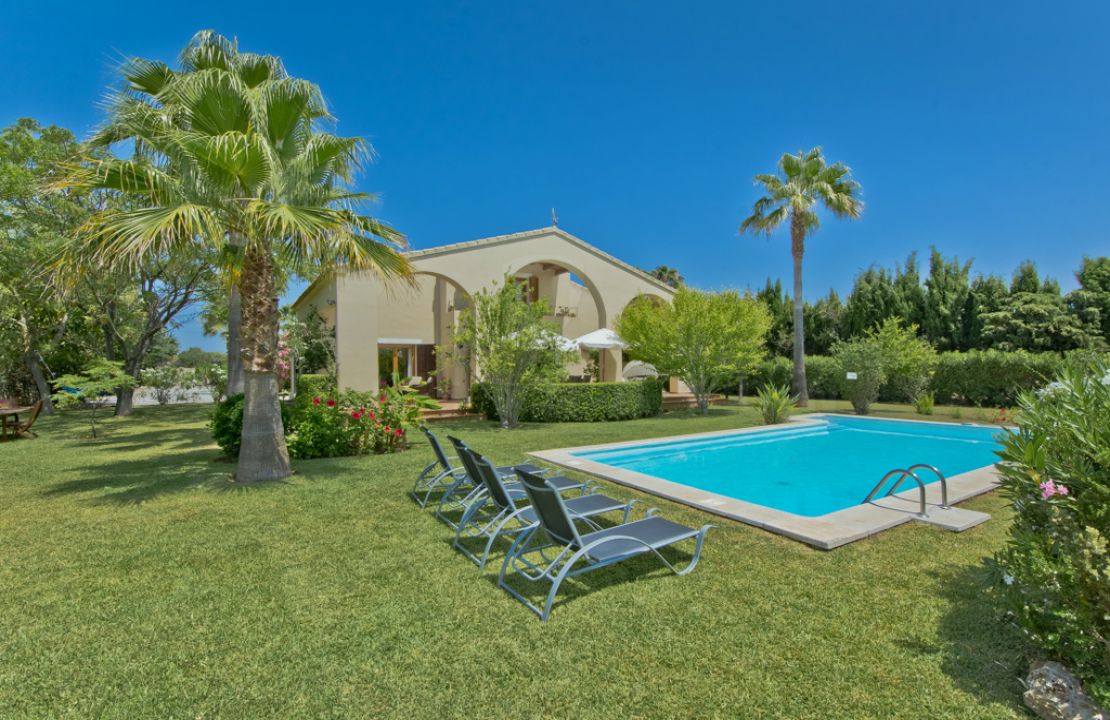Lovely Villa with holiday rental license and very good location close to Alcudia