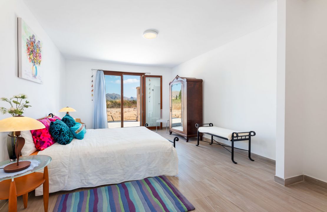 Country house in Pollensa Mallorca with pool and garage for sale