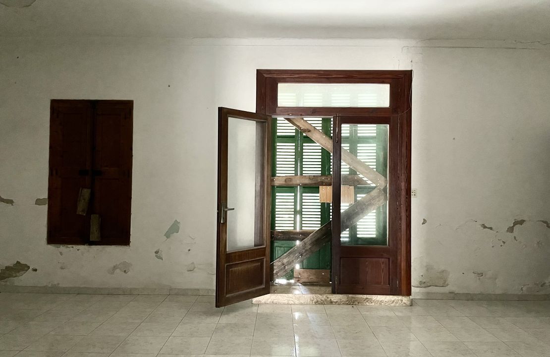 House for sale in Sa Pobla Mallorca with courtyard, terraces and garage