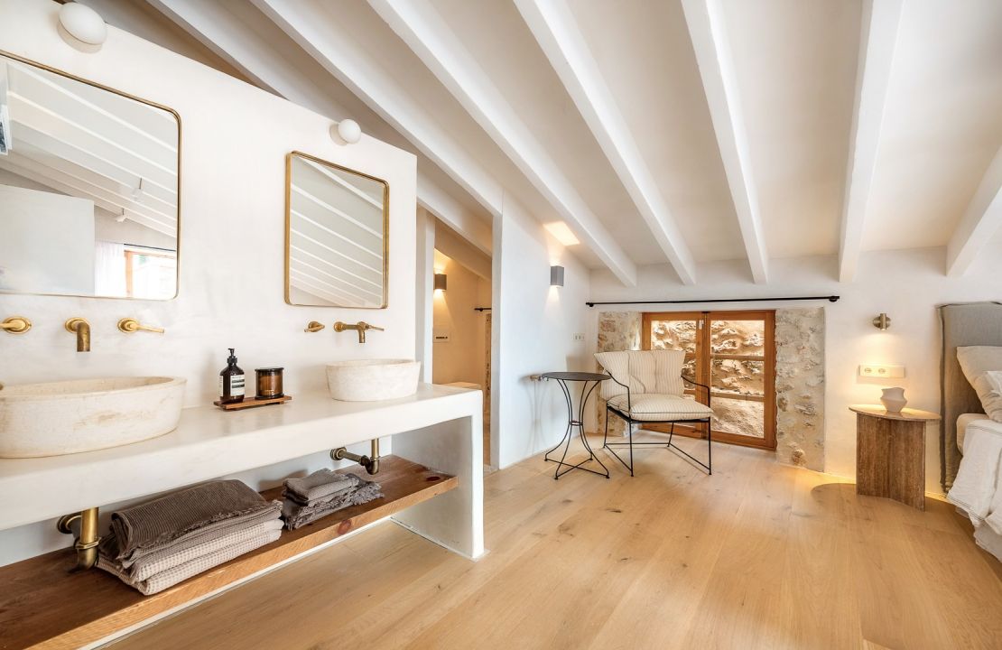 Beautifully restored townhouse with pool in Caimari
