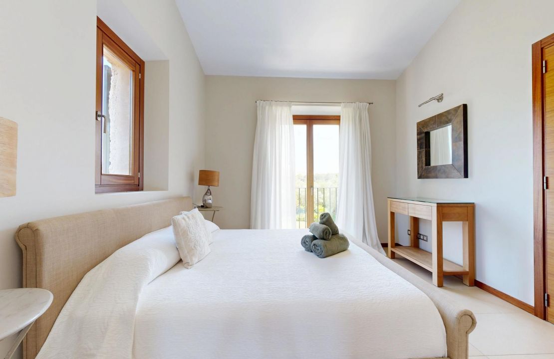 Traditional Elegance in the Countryside Near Pollensa with Holiday Rental License for 12 People for Sale