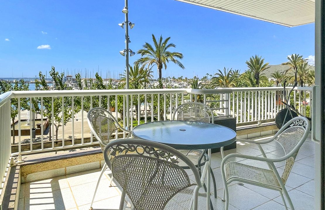 Apartamento en venta en primera linea en el paseo marítimo de Alcudia Mallorca