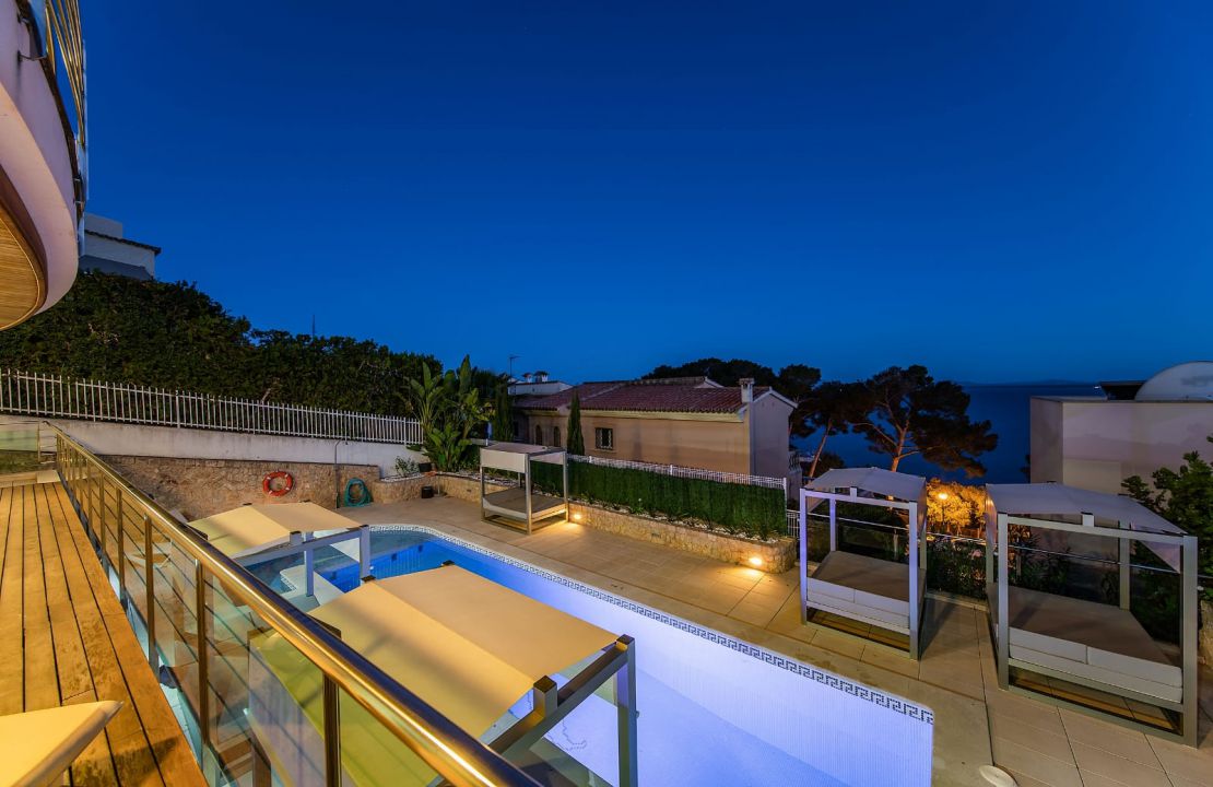 Luxus-Villa mit fantastischem Meerblick und Lizenz zur Ferienvermietung in Alcanada, Alcudia, Mallorca zu verkaufen