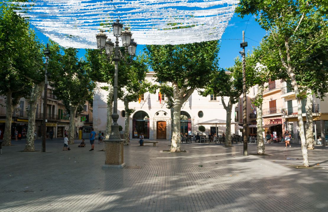 House for sale in Sa Pobla Mallorca with courtyard, terraces and garage