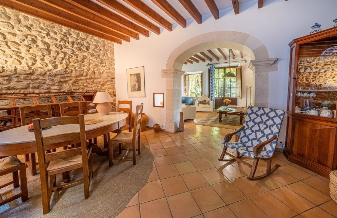 Manor house in Campanet, Mallorca with pool and garden with views
