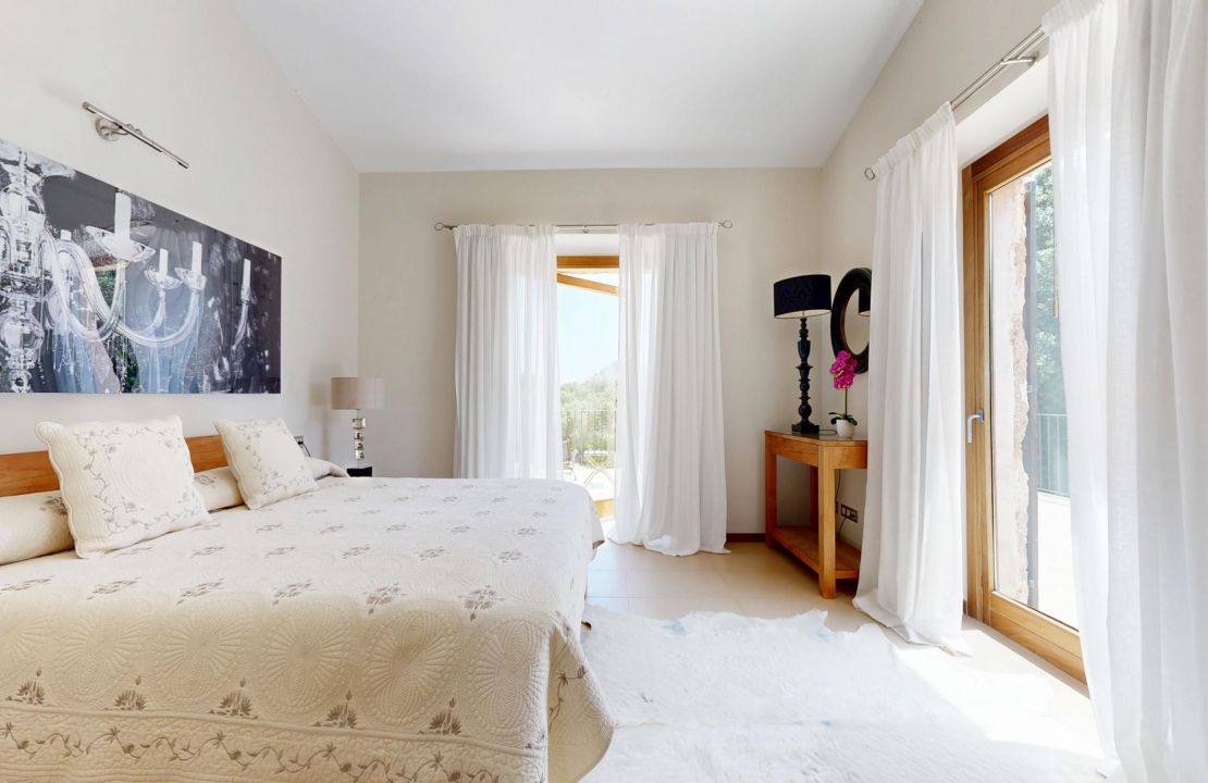 Traditional Elegance in the Countryside Near Pollensa with Holiday Rental License for 12 People for Sale