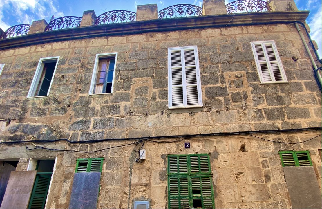 Herrschaftliches Stadthaus im historischen Zentrum von Sa Pobla zu verkaufen mit einem Geschäftshaus und zwei Wohnungen