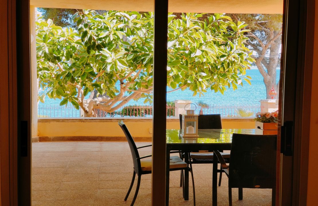 Front-line apartment in Alcanada Alcudia Mallorca for sale