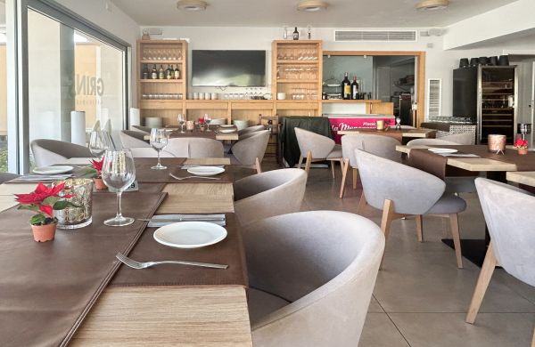 Exquisite Restaurant with its own apartment for sale in Can Picafort close to the sea with Multiple Terraces