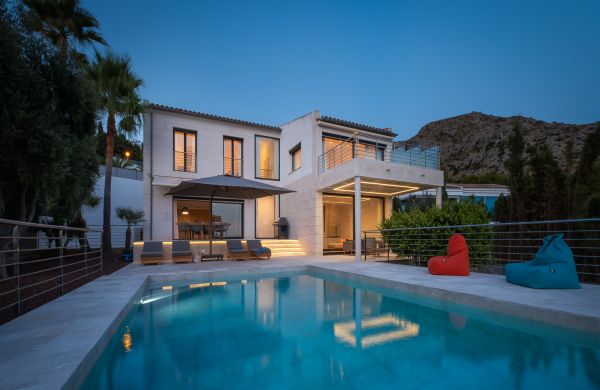 Villa in prime position Bonaire, Alcudia, with fabulous views and holiday rental license