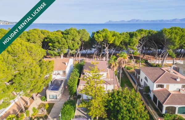 Villa zum Verkauf direkt am Strand von Alcudia mit Lizenz zur Ferienvermietung