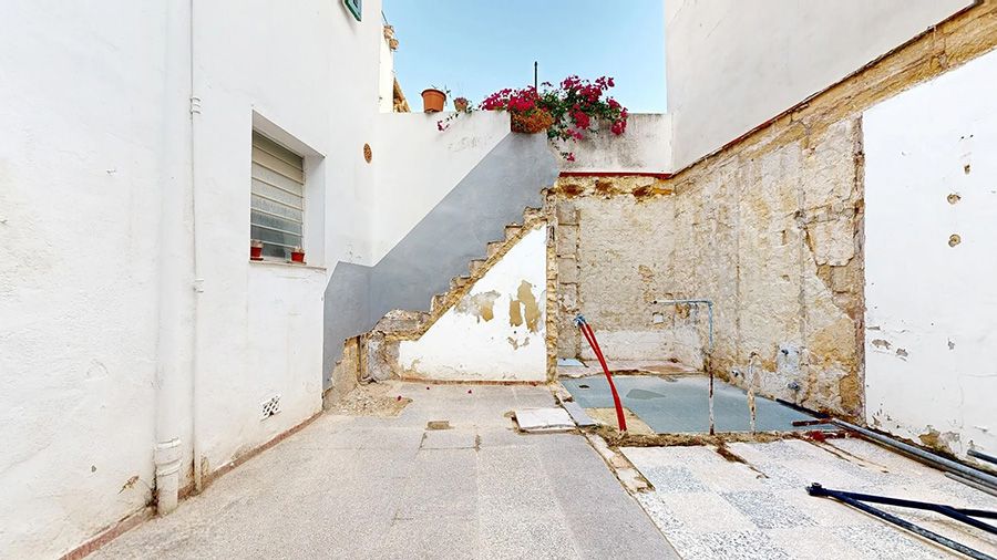 Casa adosada con proyecto en Pollensa con patio y terraza