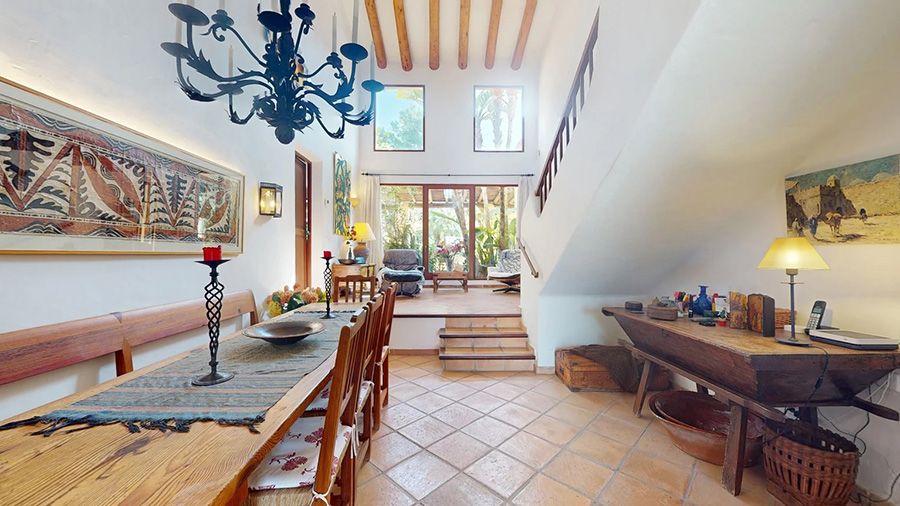 Villa mediterránea en Bonaire, Alcudia, Mallorca con un impresionante jardín, ubicación privada y piscina