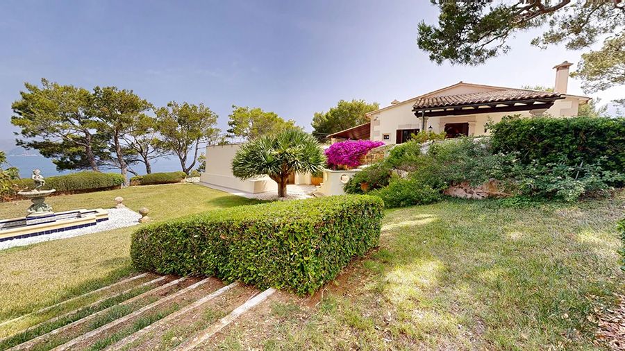 Villa histórica de lujo en un paraíso tropical situada frente al mar, en el norte de Mallorca