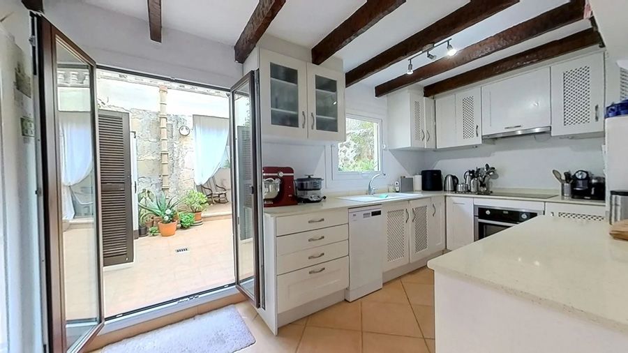 Casa adosada en Pollensa en venta con un gran patio y espacios de terraza